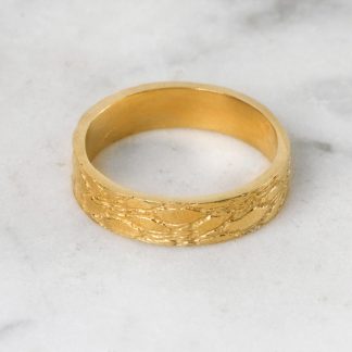 Anillo textura fina oro personalizada