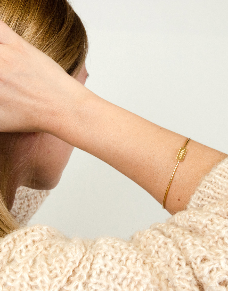 B0015_Pulsera_brazalete_placa_con_nombre_corto_oro_personalizada_2