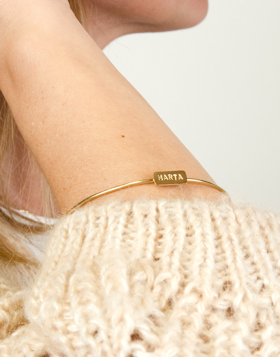 B0015_Pulsera_brazalete_placa_con_nombre_corto_oro_personalizada_3