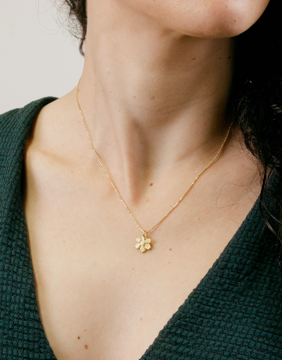 C0031_Collar_flor_colgante_textura_oro_cadena_personalizada_2